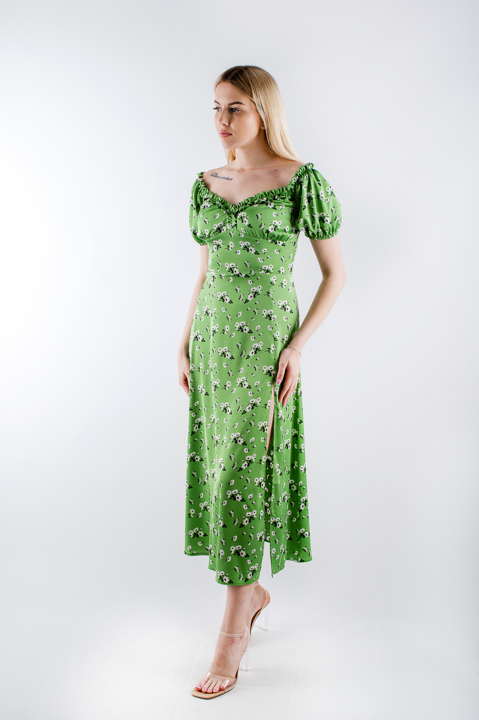 230522 Плаття з відкритими плечима та розрізом зелене