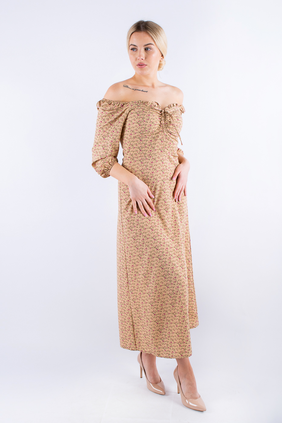 090423 Плаття з відкритими плечима та розрізом бежеве