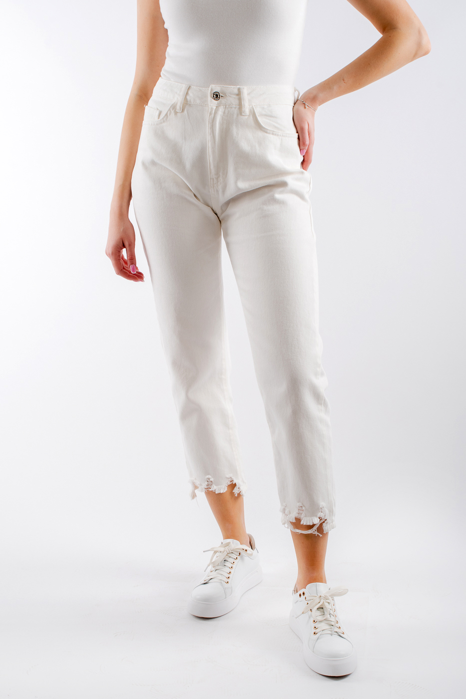 D-312 Джинси МОМ з рваним низом білі