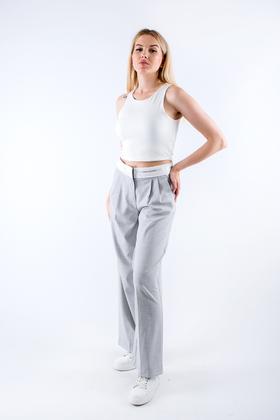 71151 Брюки прямі з декоративним поясом світло-сірі