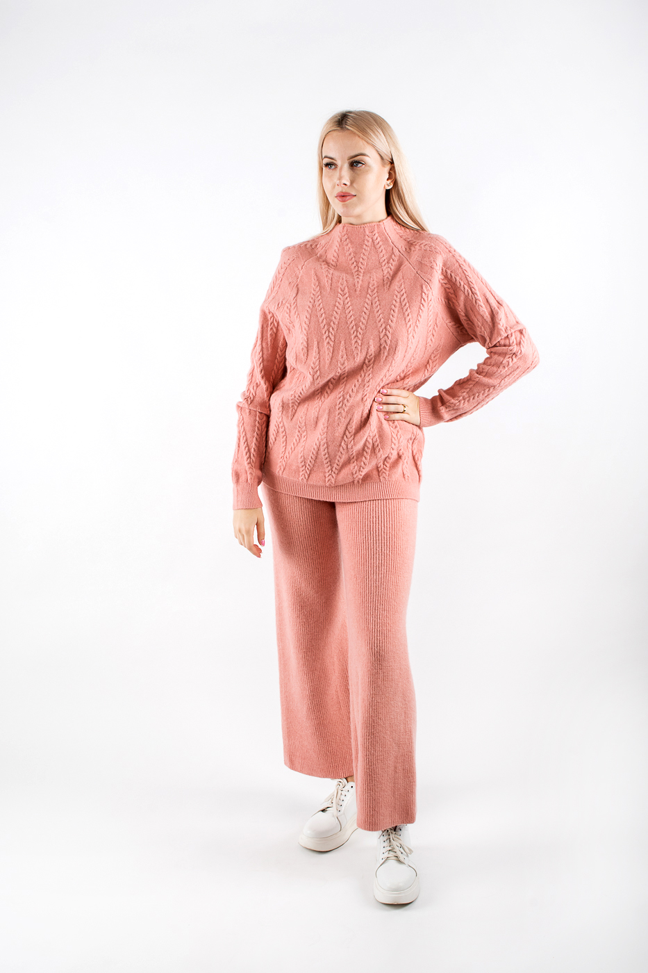 40005 Костюм з декоративною в'язкою пудровий