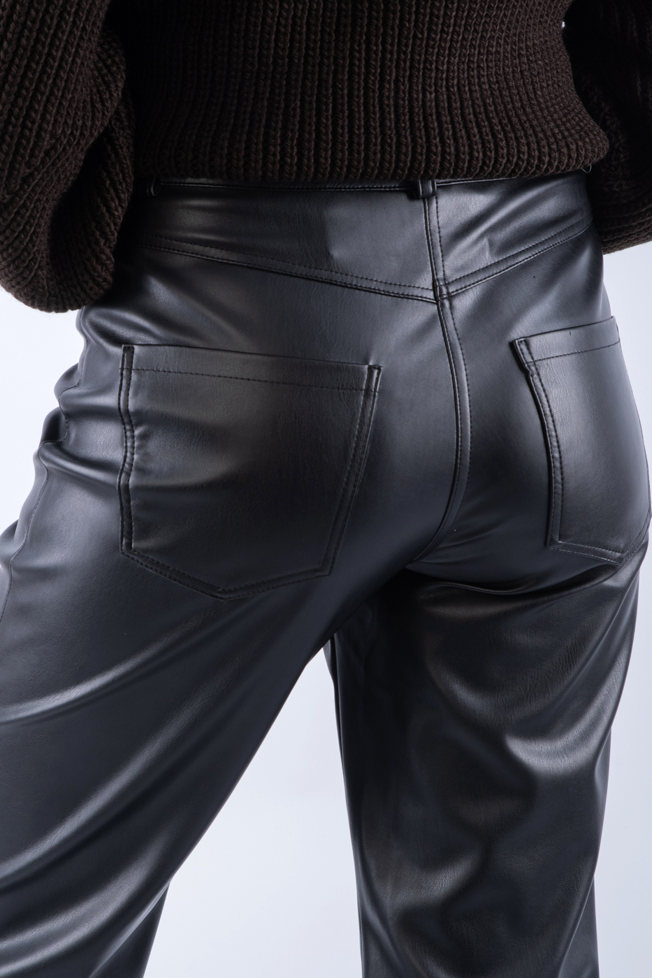 30347 Штани з екошкіри прямі з кишенями чорні