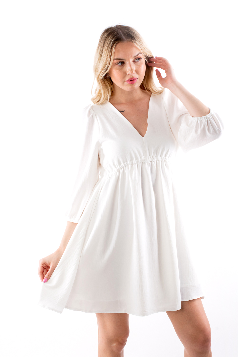 83046 Плаття коротке з V-вирізом та акцентною спиною біле