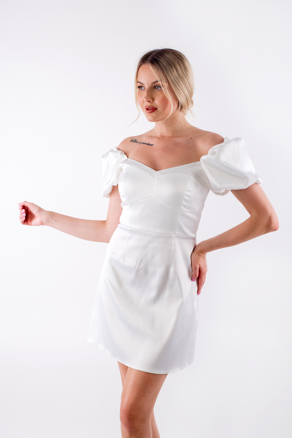 83047 Сукня з корсетним верхом та акцентними рукавами біла