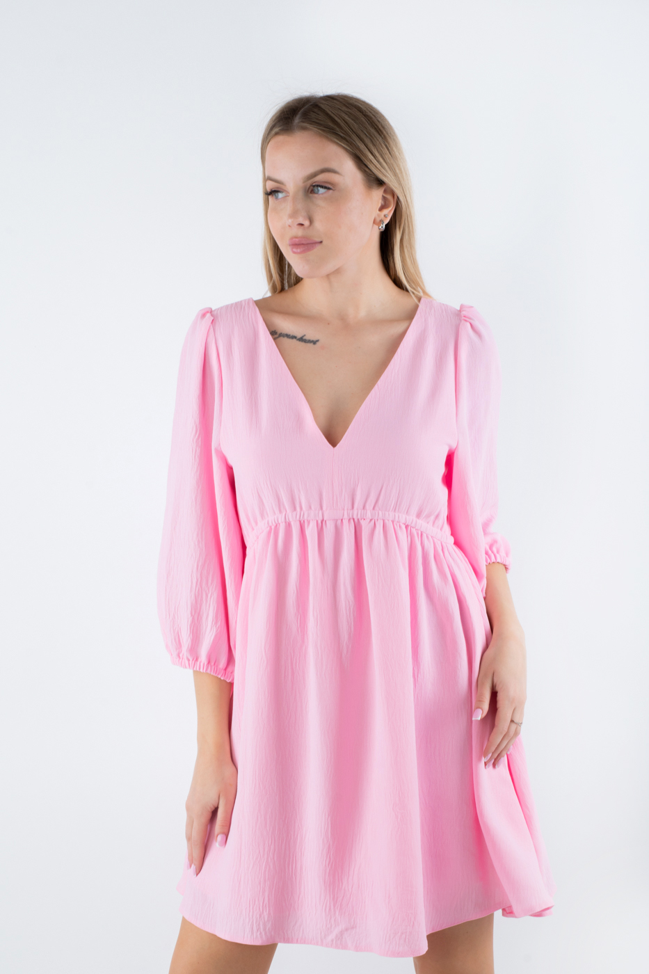 83046 Плаття коротке з V-вирізом та акцентною спиною рожеве
