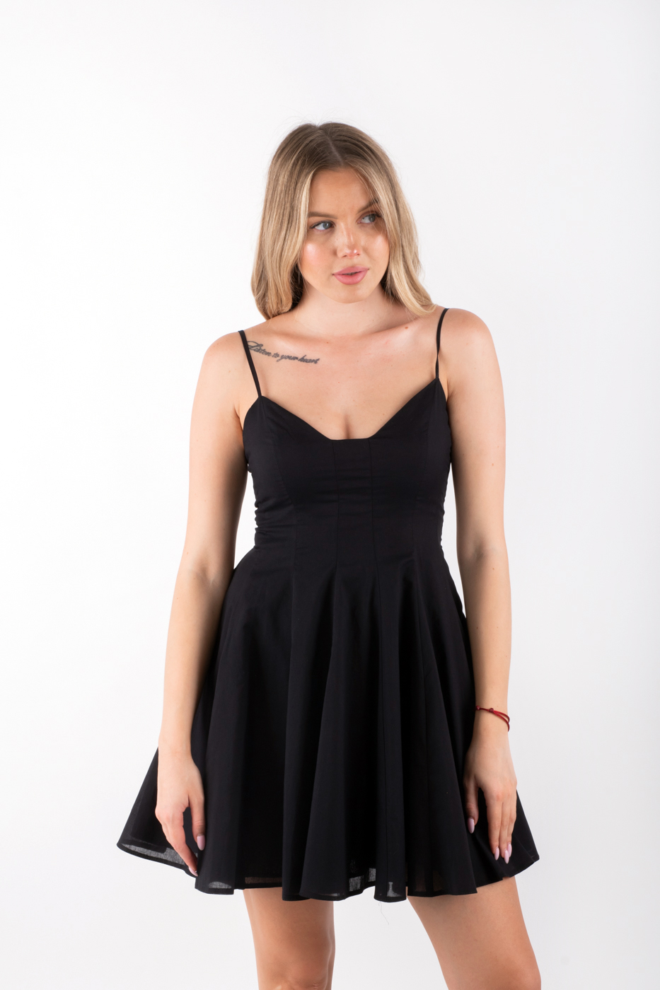 83104 Сукня на тонких бретелях з розкльошеним низом чорна