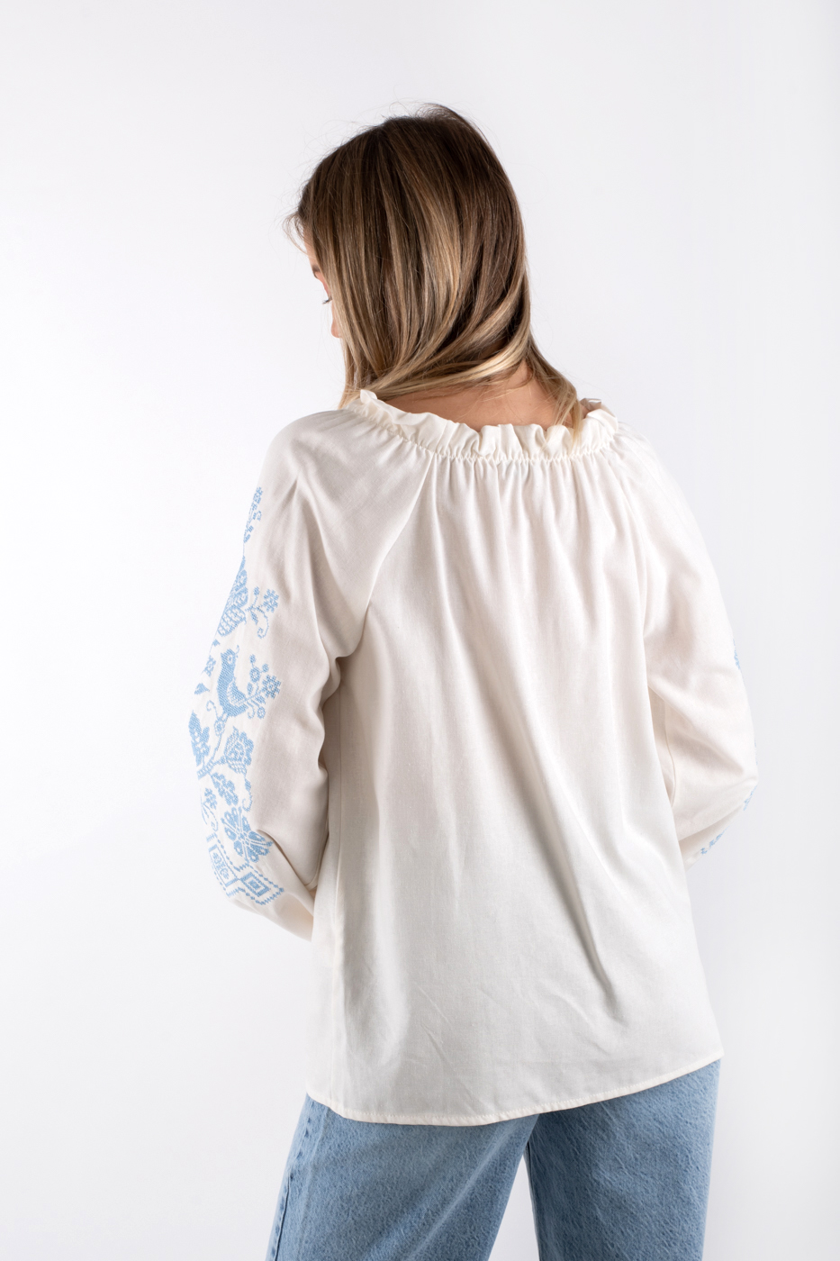 35217 Вишиванка з блакитним оздобленням молочна