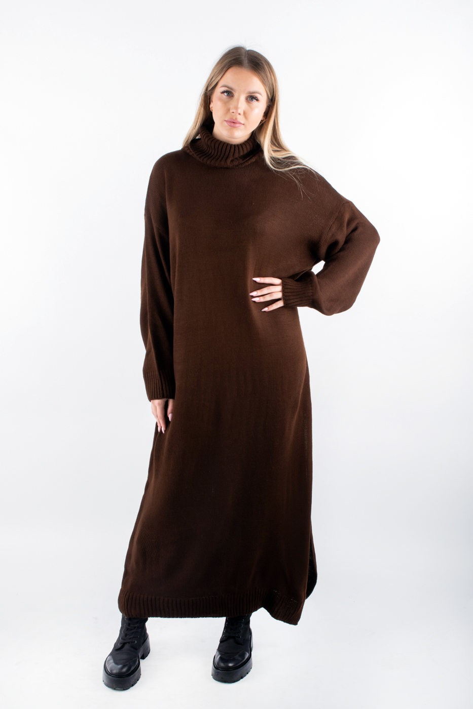 102356 Плаття максі вʼязане з горловиною коричневе