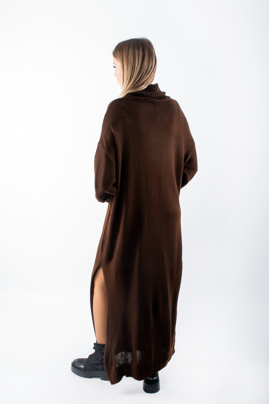 102356 Плаття максі вʼязане з горловиною коричневе