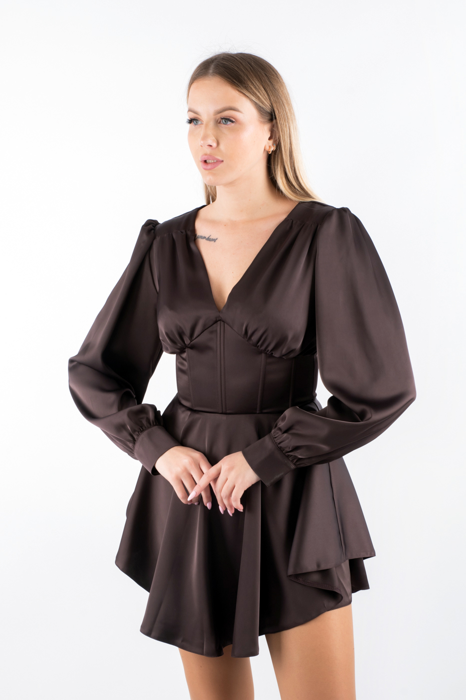 83111 Сукня міні шовкова з вирізом коричнева