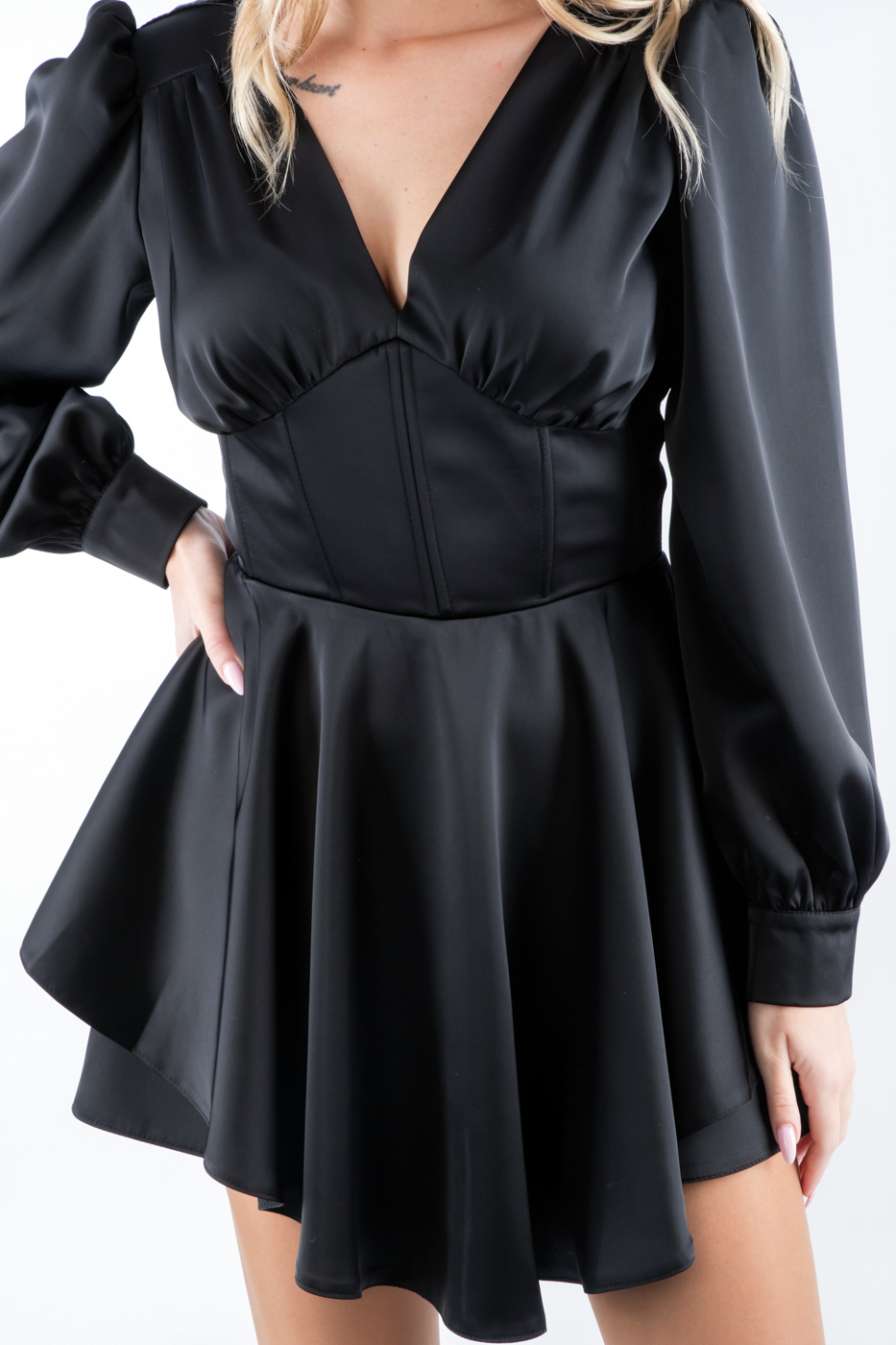 83111 Сукня міні шовкова з вирізом чорна