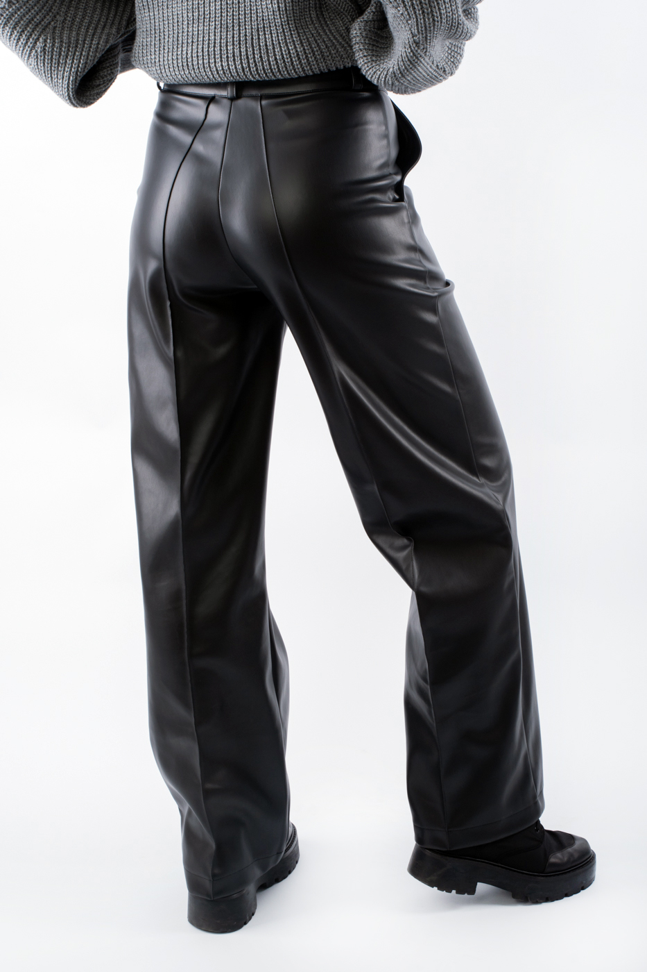 30012 Брюки широкі зі швами екошкіра чорні