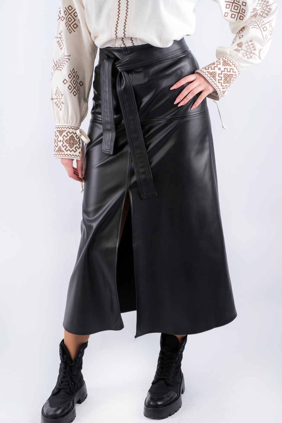81017 Cпідниця максі з поясом екошкіра чорна