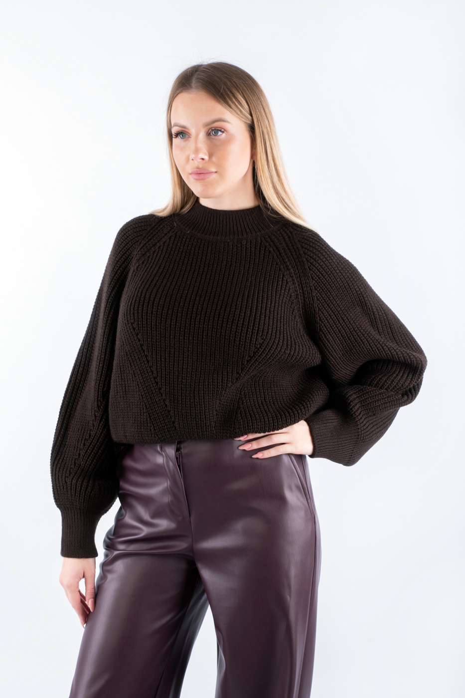 102121 Джемпер вʼязаний темно-коричневий