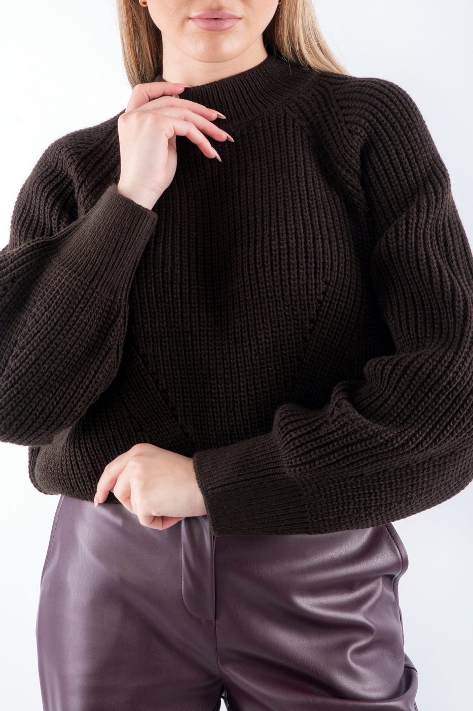 102121 Джемпер вʼязаний темно-коричневий