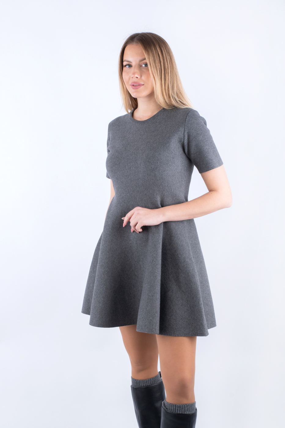 90258 Cукня міні трикотажна з розкльошоним низом сіра