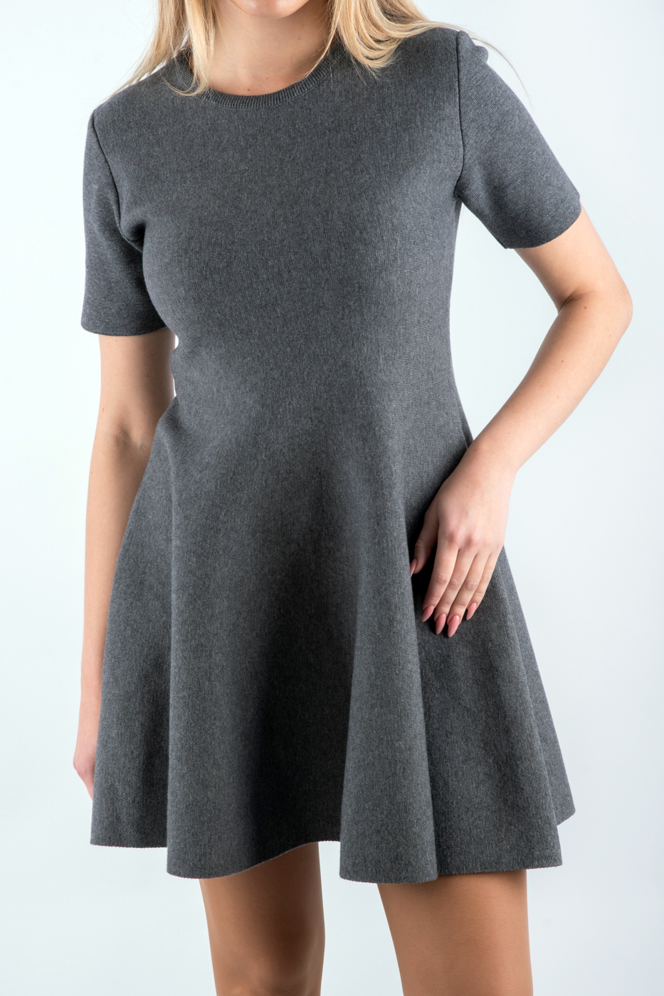 90258 Cукня міні трикотажна з розкльошоним низом сіра