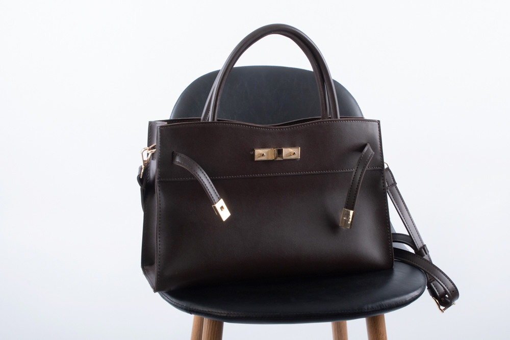 10995 Cумка класична з застібками коричнева