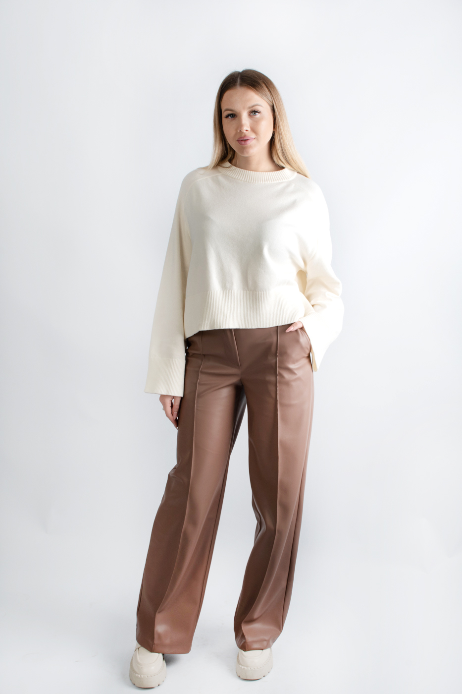 30012 Брюки широкі зі швами екошкіра бежеві