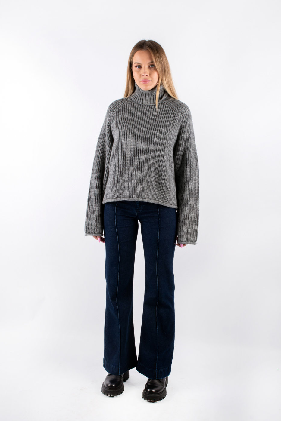102365 Светр вʼязаний з горловиною сірий