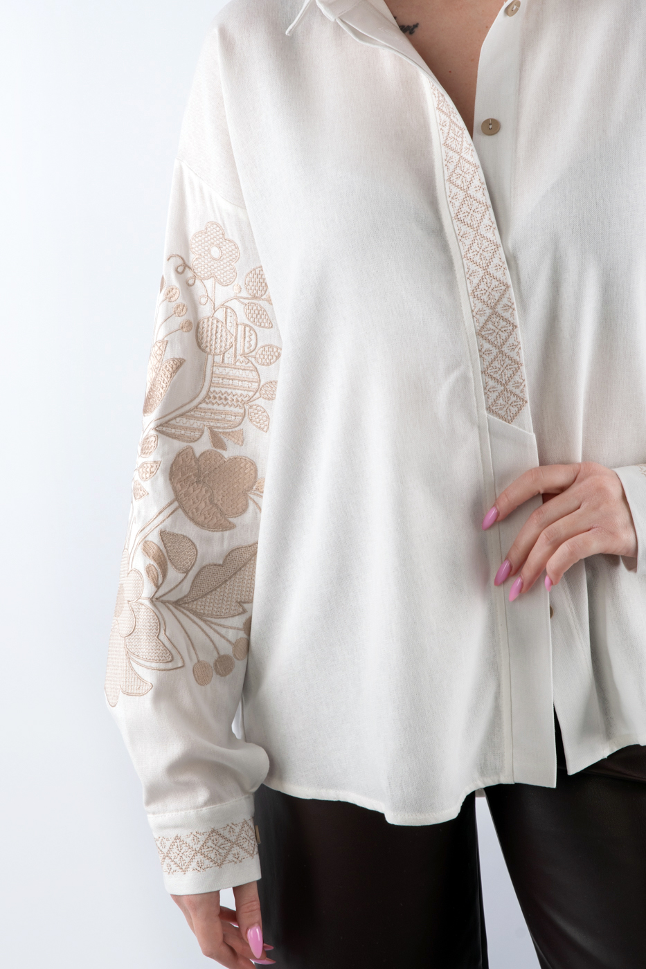 69223 Cорочка вишиванка з золотим орнаментом молочна