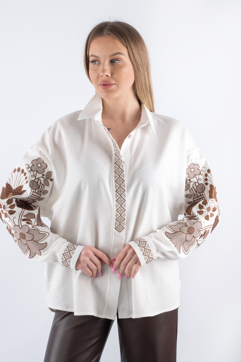 69223 Cорочка вишиванка з коричневим орнаментом молочна