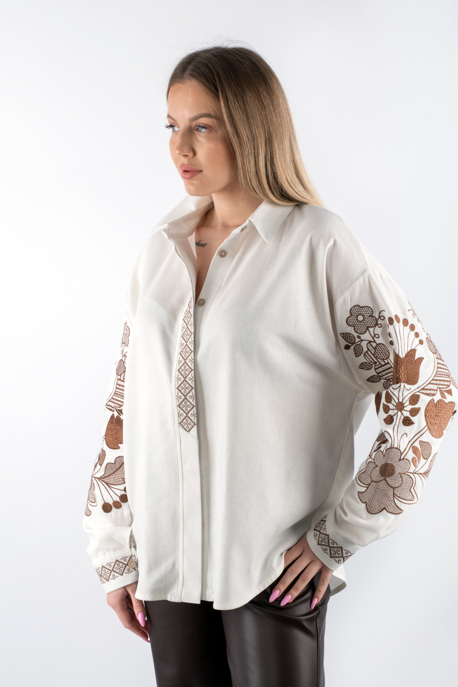 69223 Cорочка вишиванка з коричневим орнаментом молочна