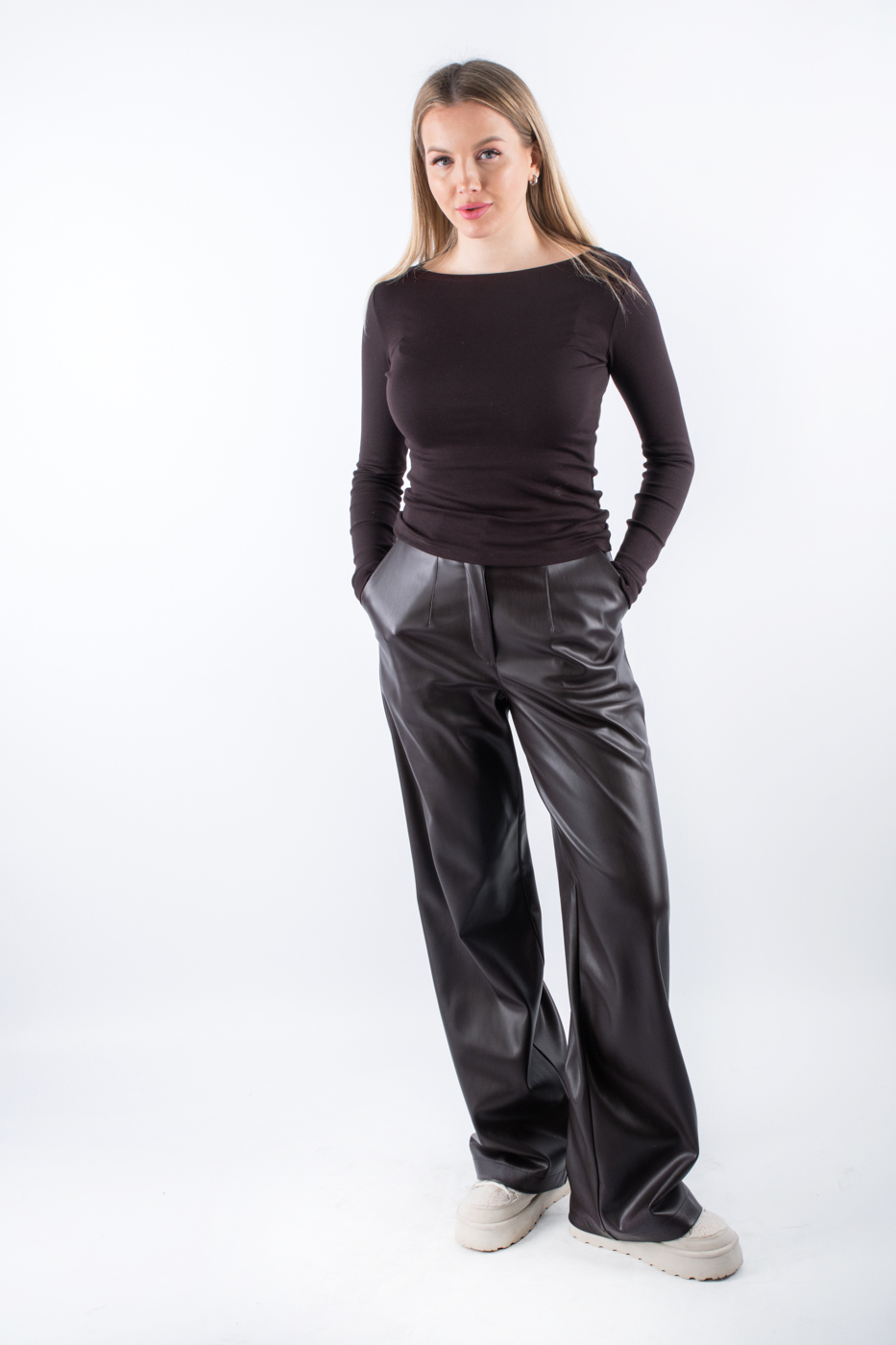 31332 Лонгслів з вирізом човник коричневий