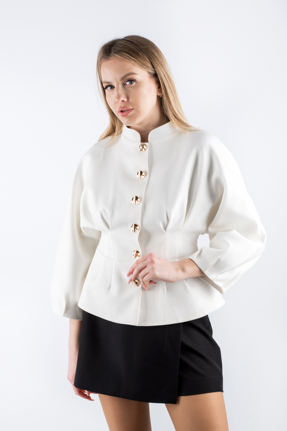 410482 Піджак укорочений з баскою білий