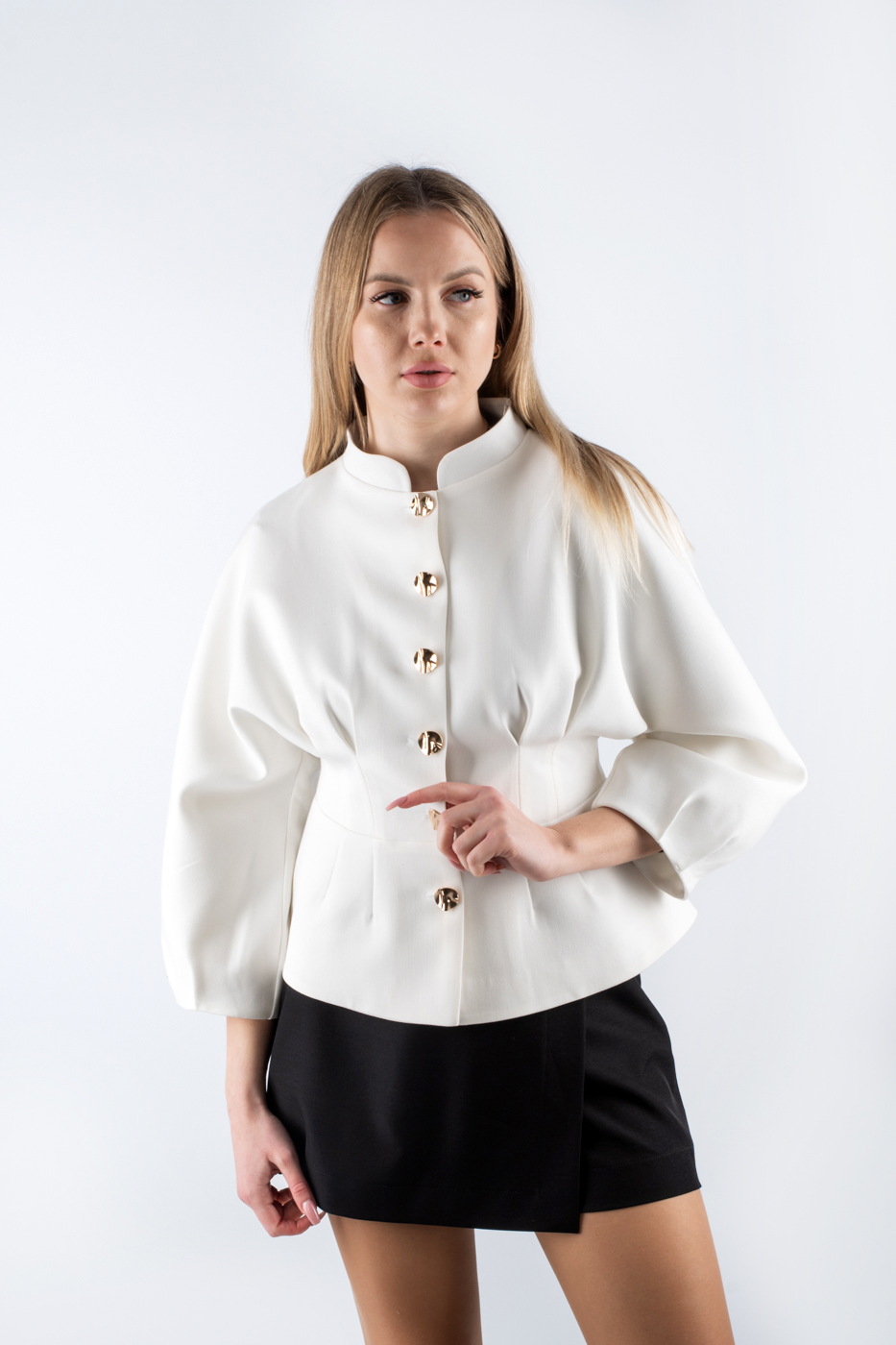 410482 Піджак укорочений з баскою білий