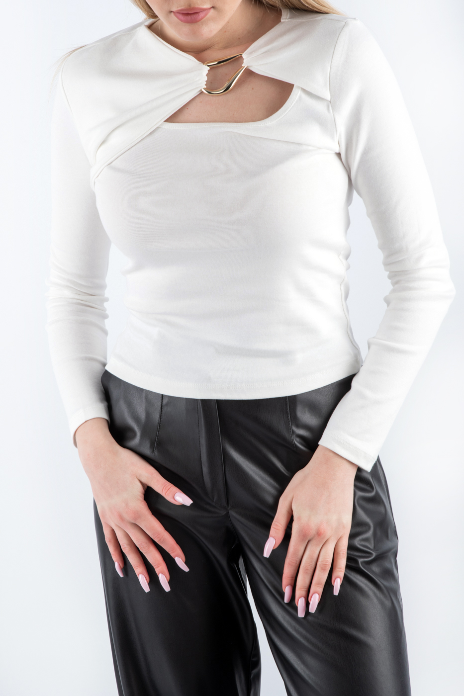 17093 Лонгслів з декоративним вирізом білий