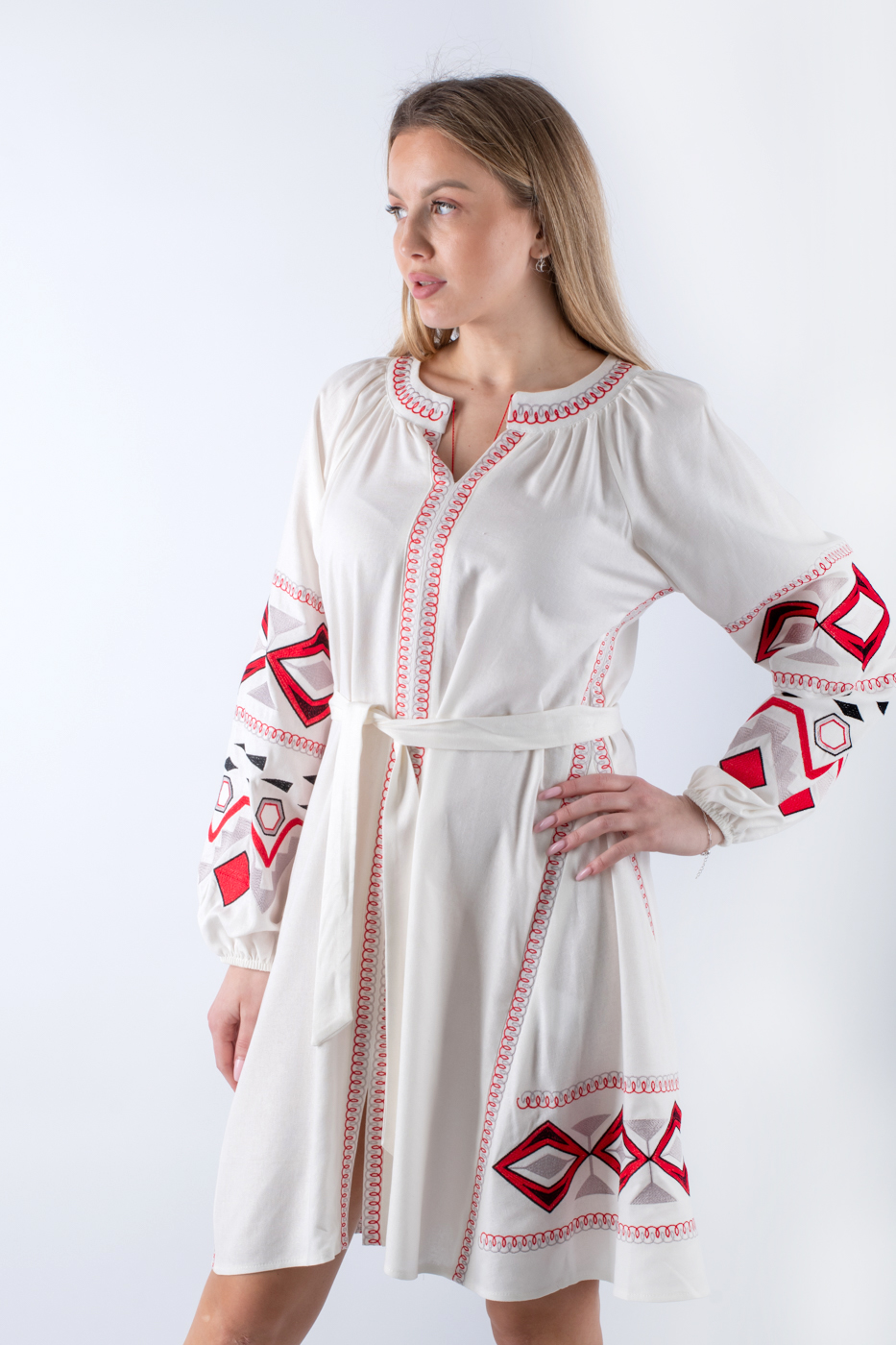 35535 Сукня-вишиванка з поясом з червоним оздобленням молочна
