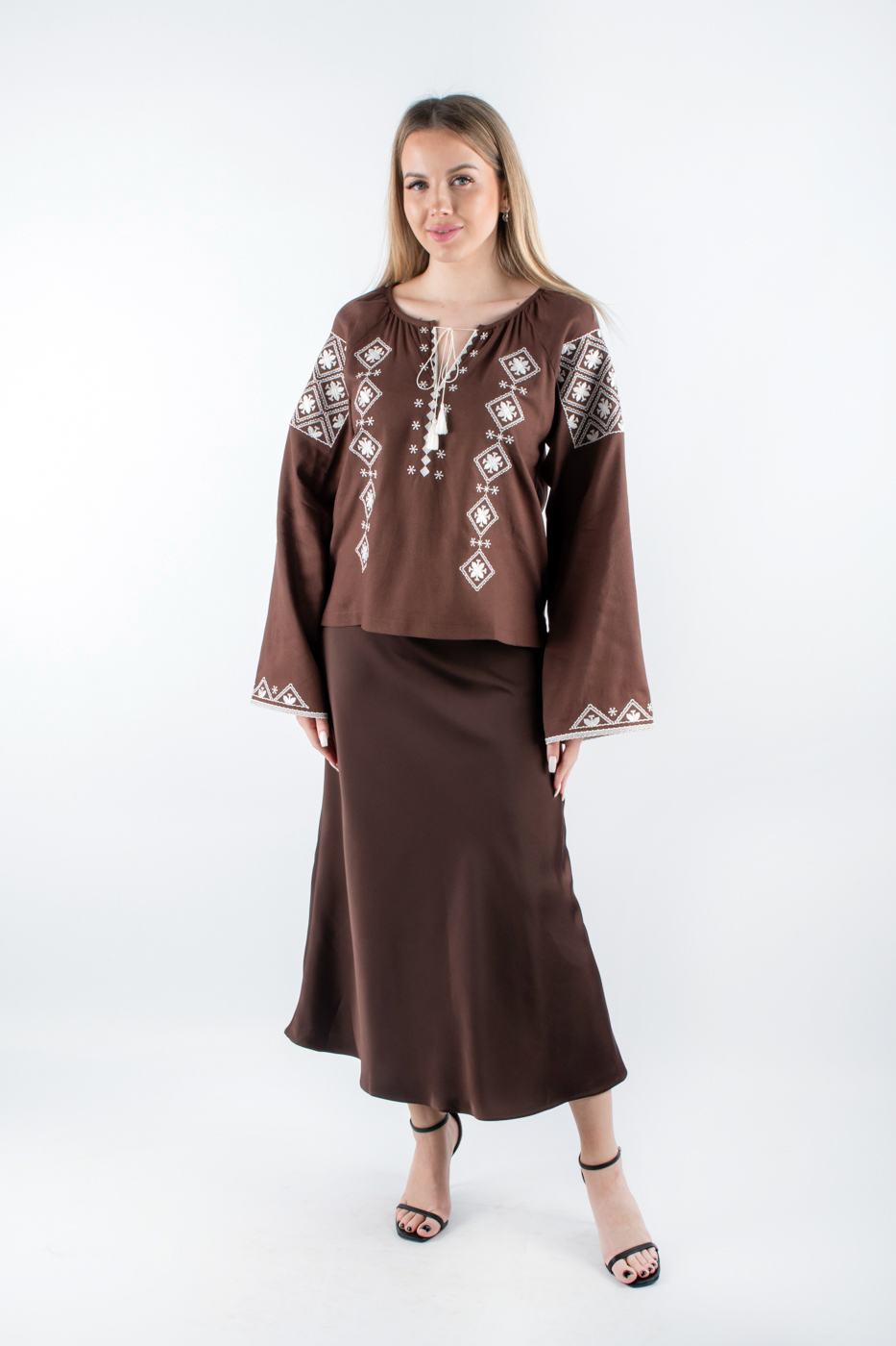 35516 Сорочка вишиванка з широкими рукавами коричнева з молочним оздобленням