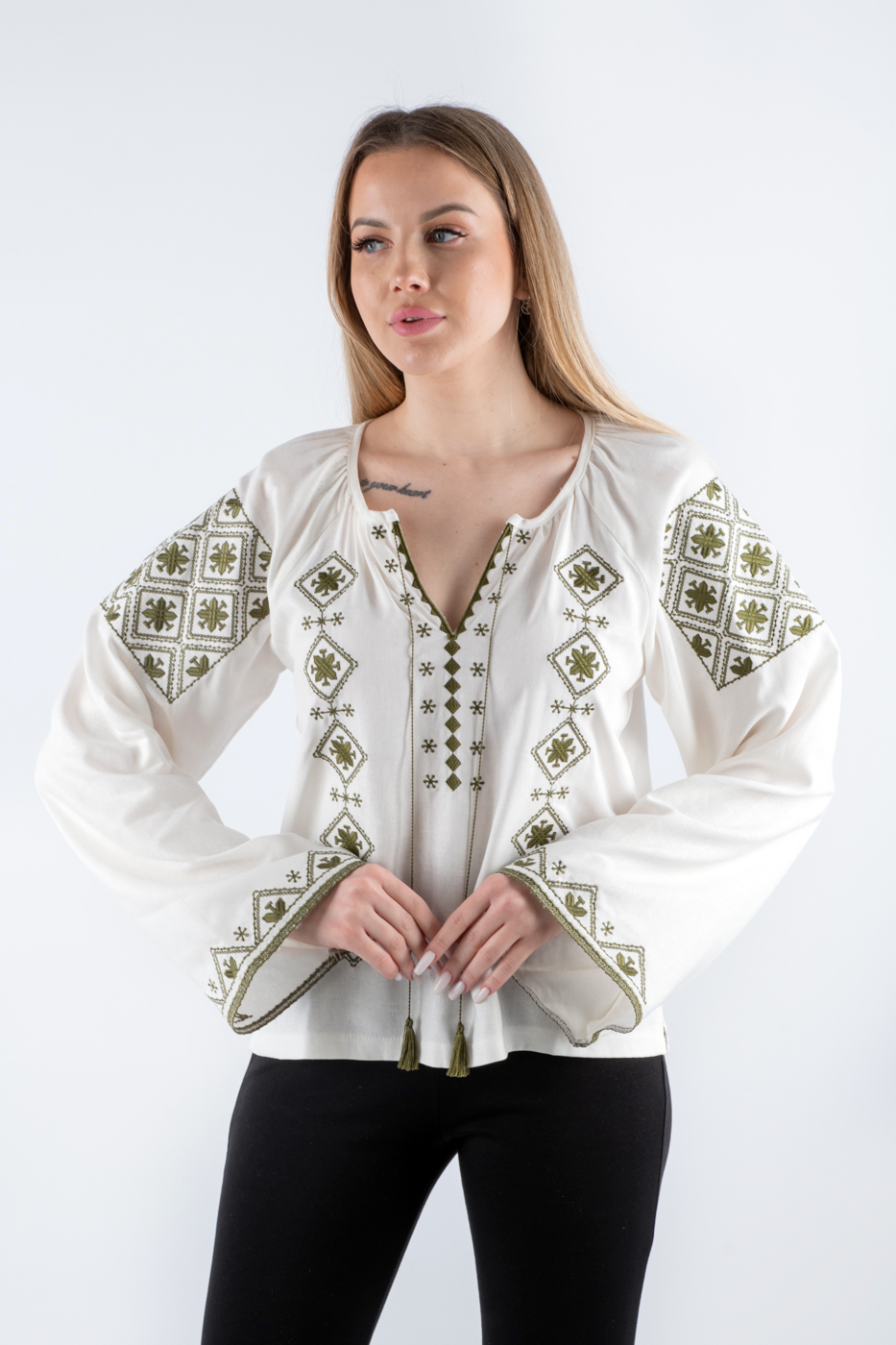 35516 Сорочка вишиванка з широкими рукавами молочна з зеленим оздобленням 