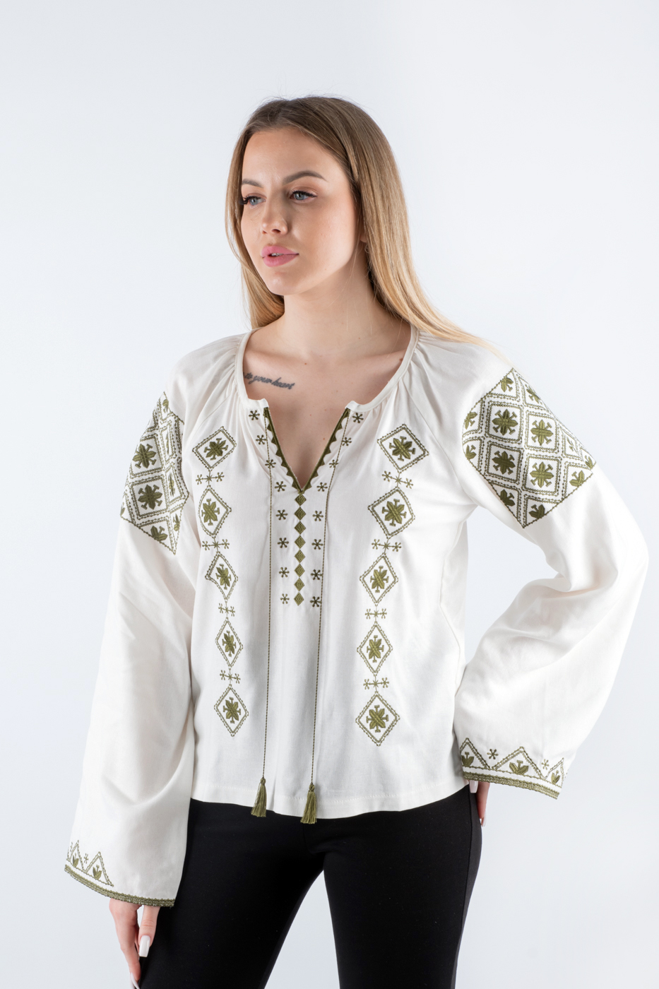 35516 Сорочка вишиванка з широкими рукавами молочна з зеленим оздобленням 